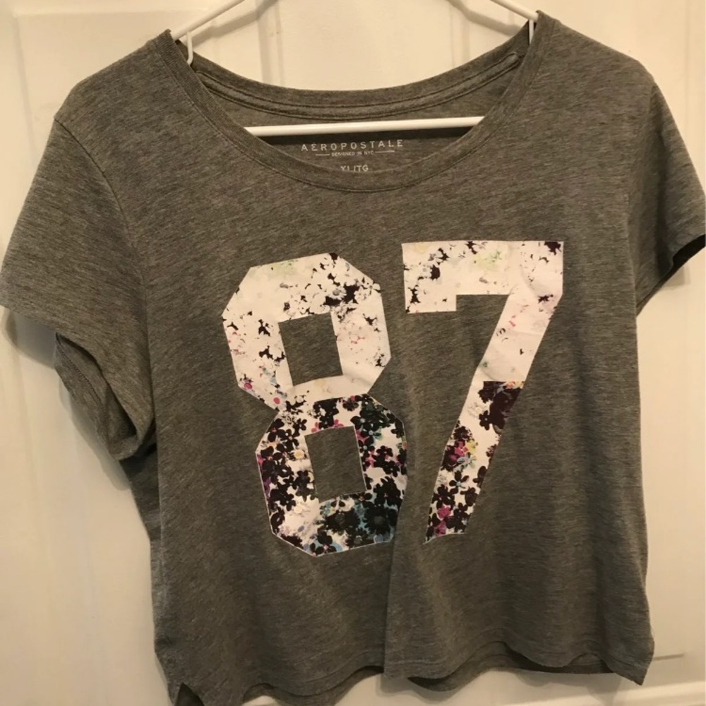 grey top